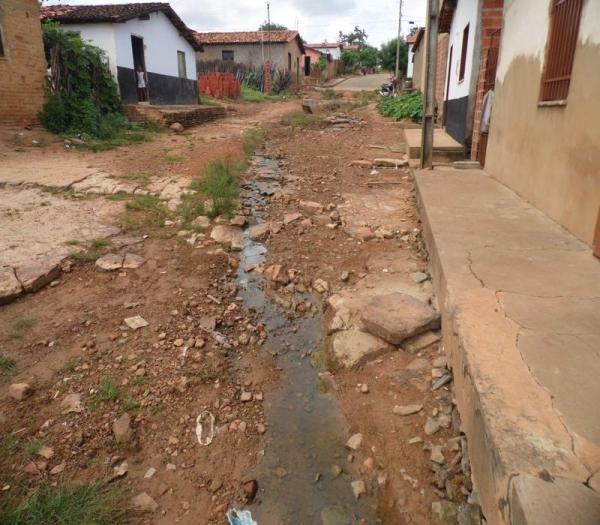Cansada de esperar providências da Prefeitura, mulher decide roçar rua onde mora - Imagem 12