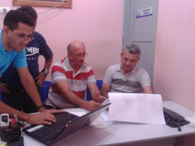 Prefeito Edílson Capote realiza visitas nos bairros de Barras