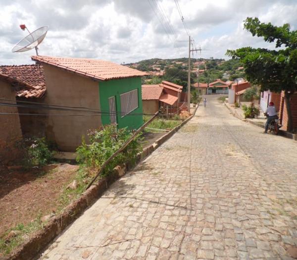 Fios escorados por pedaço de madeira há quase dois meses, autoridades não tomam providências  - Imagem 1