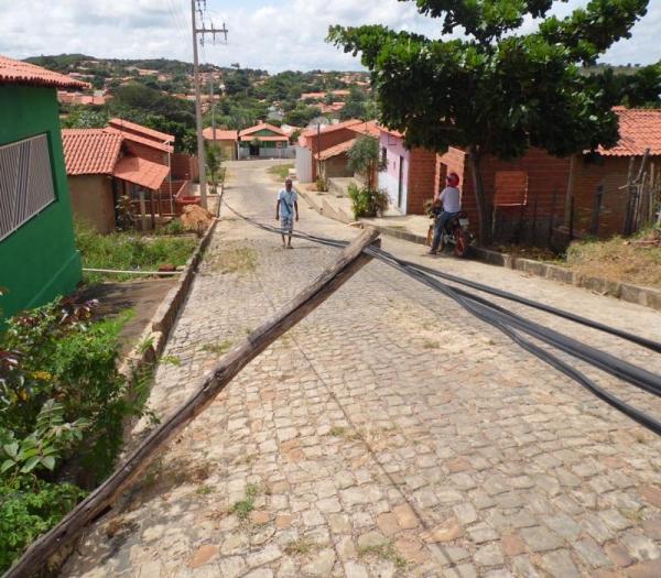 Fios escorados por pedaço de madeira há quase dois meses, autoridades não tomam providências  - Imagem 2