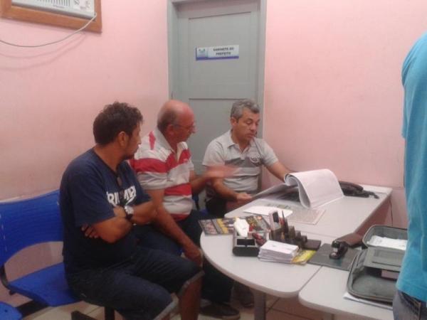 Prefeito Edílson Capote realiza visitas nos bairros de Barras - Imagem 7