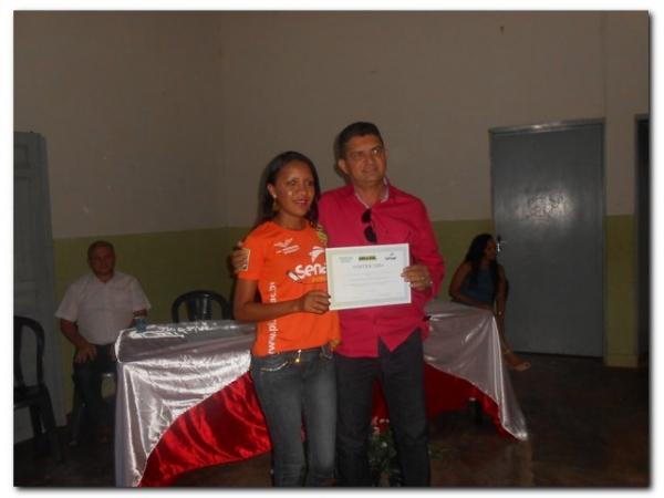 Solenidade de entrega de Certificados dos cursos de Auxiliar de Recursos Humanos, Vendedor, Manicure Pedicure e Salgadeiro  - Imagem 31