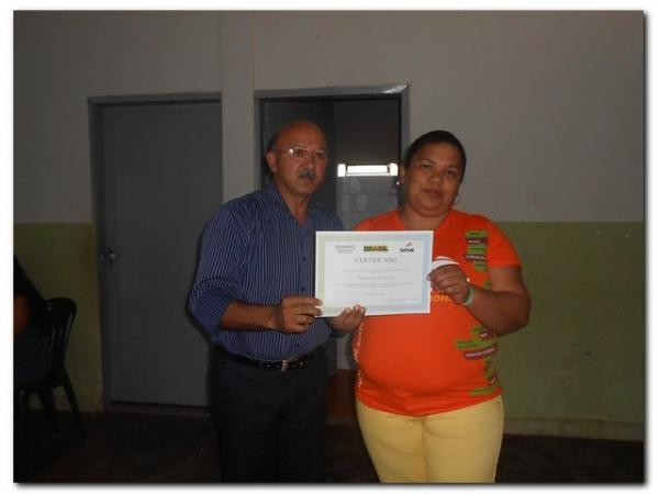 Solenidade de entrega de Certificados dos cursos de Auxiliar de Recursos Humanos, Vendedor, Manicure Pedicure e Salgadeiro  - Imagem 16