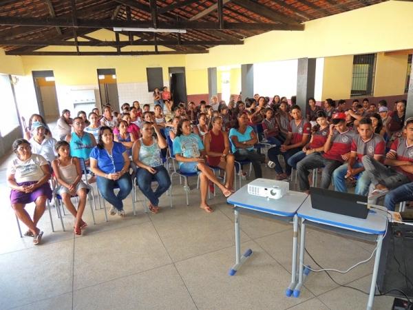 Pais e alunos de escola municipal recebem palestra sobre drogas - Imagem 4