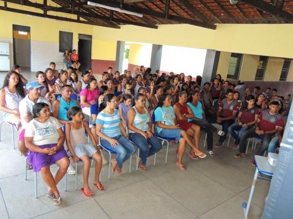 Pais e alunos de escola municipal recebem palestra sobre drogas - Imagem 3
