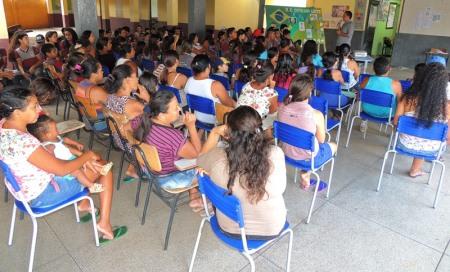 Pais e alunos de escola municipal recebem palestra sobre drogas