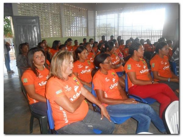 Solenidade de entrega de Certificados dos cursos de Auxiliar de Recursos Humanos, Vendedor, Manicure Pedicure e Salgadeiro  - Imagem 5