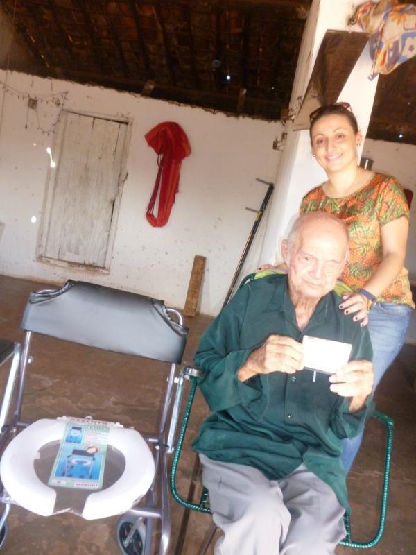 NASF de Isaías Coelho, fez entrega de uma cadeira de rodas e banho na localidade Malhada - Imagem 1