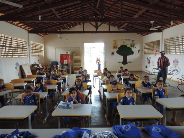 Entrega de fardamento na Creche Menino Jesus - Imagem 3