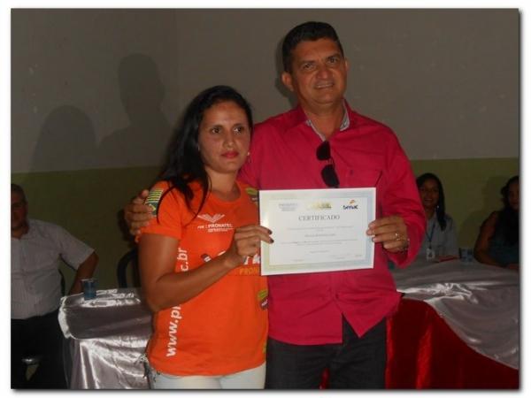 Solenidade de entrega de Certificados dos cursos de Auxiliar de Recursos Humanos, Vendedor, Manicure Pedicure e Salgadeiro  - Imagem 46