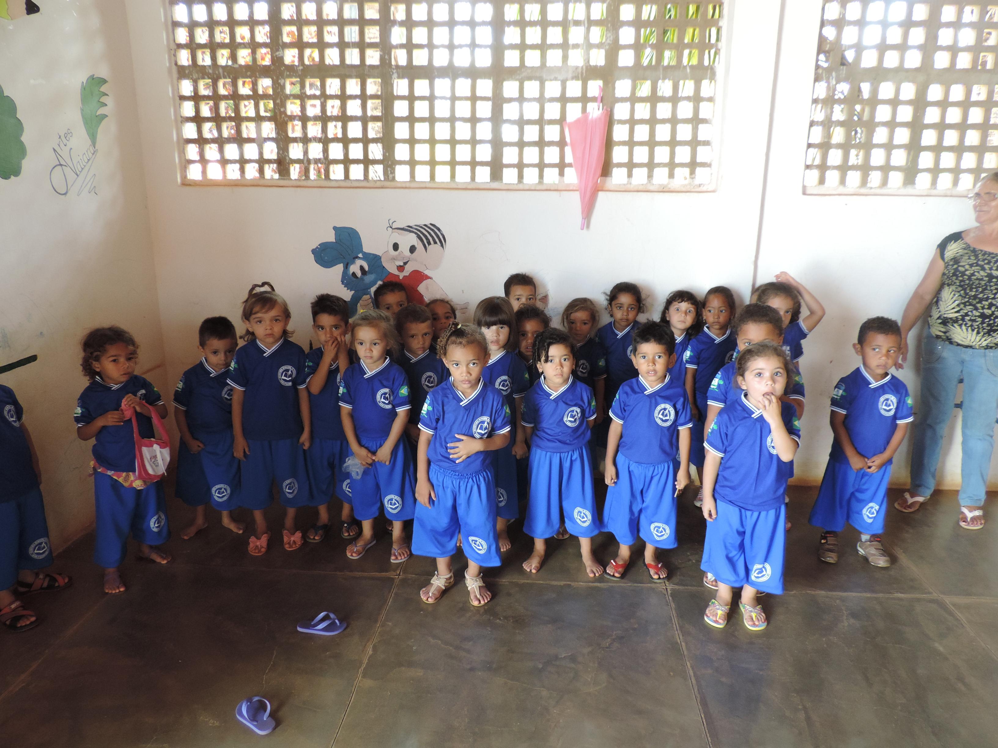 Entrega de fardamento na Creche Menino Jesus