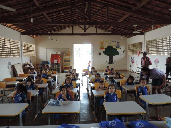 Entrega de fardamento na Creche Menino Jesus - Imagem 2