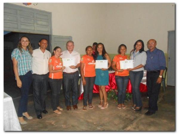 Solenidade de entrega de Certificados dos cursos de Auxiliar de Recursos Humanos, Vendedor, Manicure Pedicure e Salgadeiro  - Imagem 53