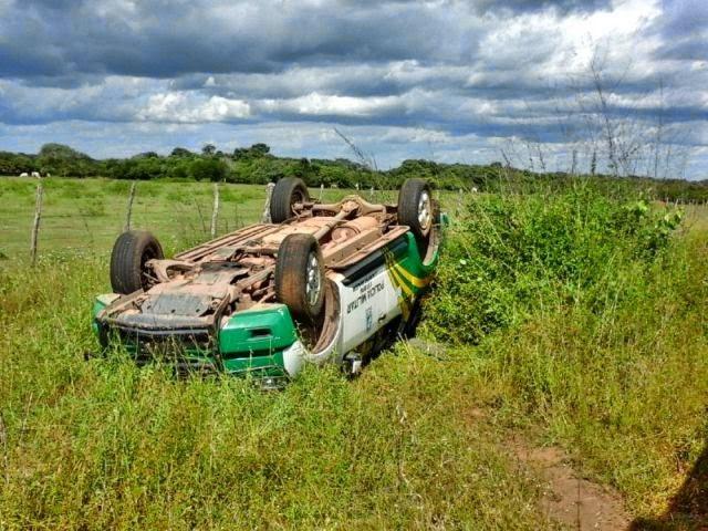  Viatura da Força Tática capota na PI-115