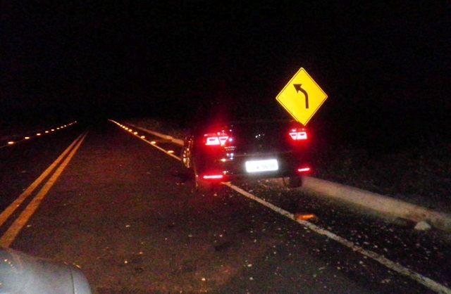 Carro bate em buraco na ponte e por pouco não desce ribanceira