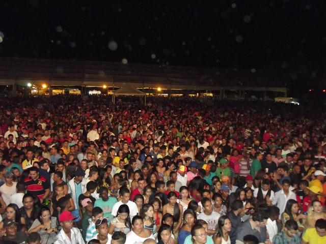 Cerca de 20 mil pessoas prestigiam a primeira noite da II Expoeiras