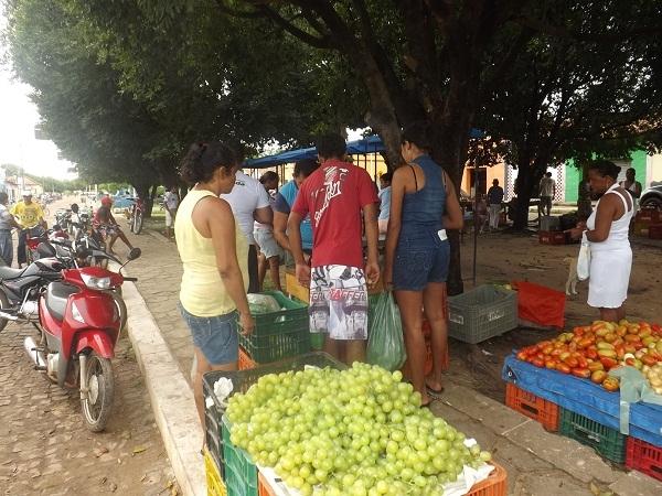 Vice-prefeito Raimundo do PT e Primeira dama Clarissa Lira, visitaram a Feira Livre - Imagem 10