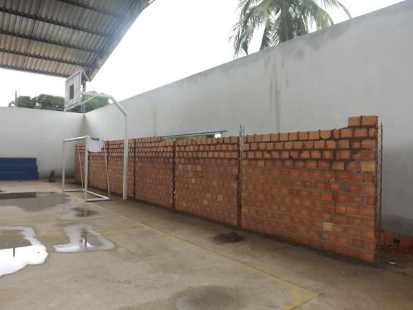 Poliesportivo do Bairro Cavas recebe reparos - Imagem 1