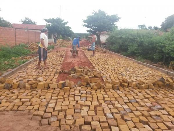 Mais uma Rua do Bairro São José recebe calçamento - Imagem 4