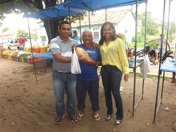 Vice-prefeito Raimundo do PT e Primeira dama Clarissa Lira, visitaram a Feira Livre - Imagem 1