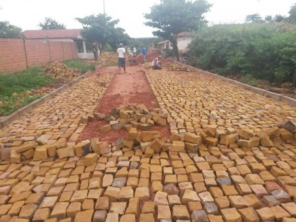 Mais uma Rua do Bairro São José recebe calçamento - Imagem 2