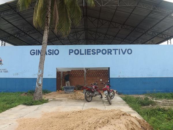 Poliesportivo do Bairro Cavas recebe reparos