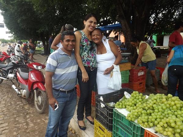 Vice-prefeito Raimundo do PT e Primeira dama Clarissa Lira, visitaram a Feira Livre