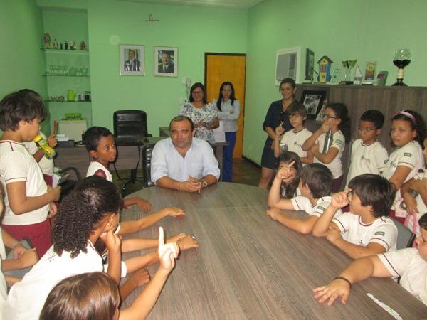 Prefeito Walfredo Filho recebe alunos para falar sobre Administração Municipal