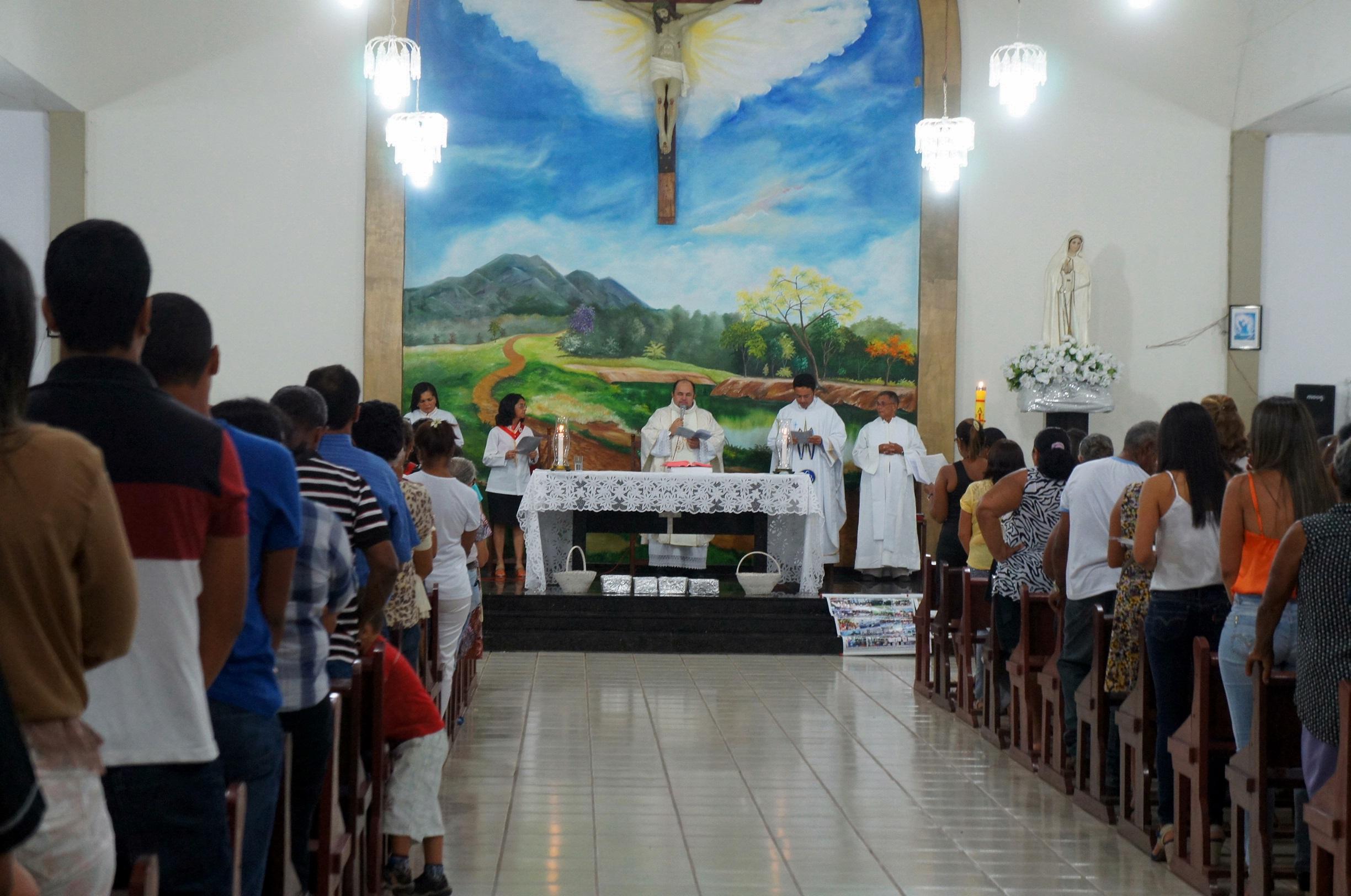 Fieis lotam santuário. 