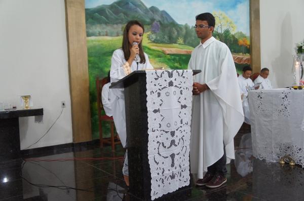 Fieis lotam santuário.  - Imagem 7