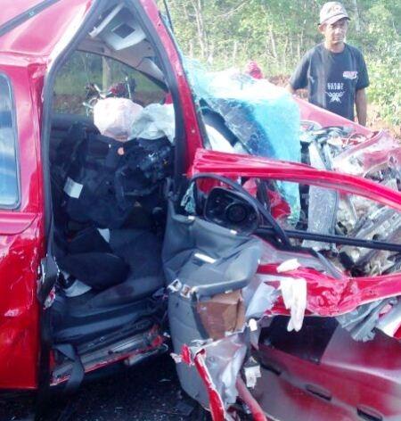 Colisão de veículos deixa 3 pessoas feridas e presas às ferragens - Imagem 1