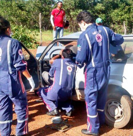 Colisão de veículos deixa 3 pessoas feridas e presas às ferragens