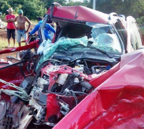 Colisão de veículos deixa 3 pessoas feridas e presas às ferragens - Imagem 4