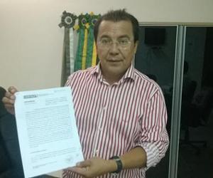Prefeito Jonas Moura assina convênio para implantação de iluminação em vias públicas