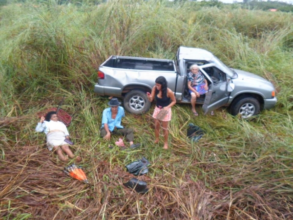 Veículo com 5 pessoas de Amarante capota na BR-343 - Imagem 4