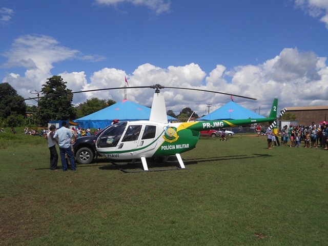 Helicóptero da Polícia Militar Pousa para reabastecimento em Esperantina