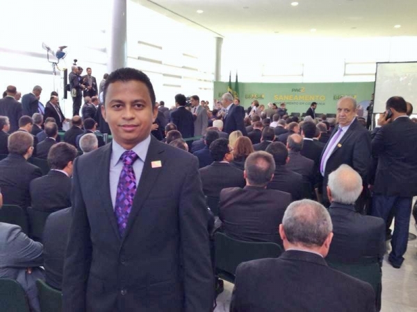 Prefeito Dr. Francisco participa de cerimônia com a presidente Dilma e assina convênio com a FUNASA - Imagem 1