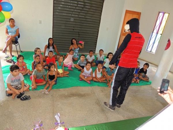 Crianças do Serviço de Convivência e Fortalecimento de Vínculo assistem peças teatrais - Imagem 1