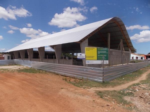 Obras de construção da Quadra Poliesportiva da Escola Genésio Moreira seguem a todo vapor - Imagem 2