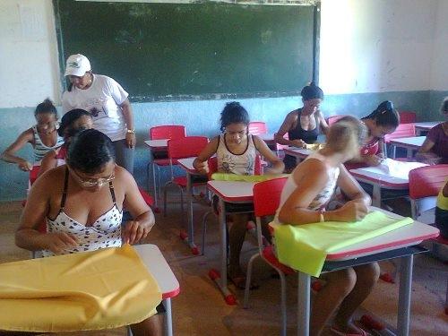 oficinas de geração de renda ensinam às mulheres da comunidade do município de Arraial - PI. - Imagem 2