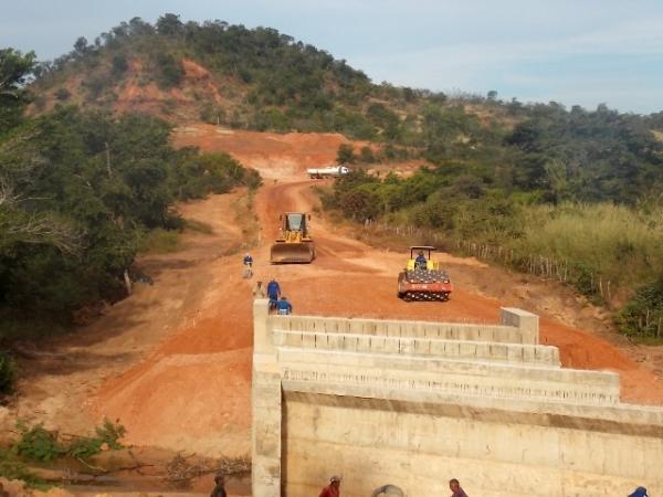 Retomada a obra de ligação da rede asfáltica da localidade Santa Fé a Canavieira - Imagem 2