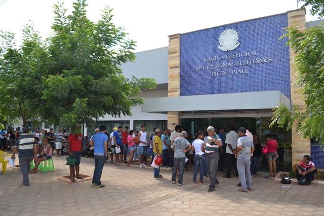 Eleitores enfrentam filas para regularizar o título .