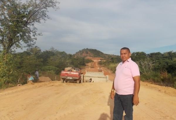 Retomada a obra de ligação da rede asfáltica da localidade Santa Fé a Canavieira - Imagem 1