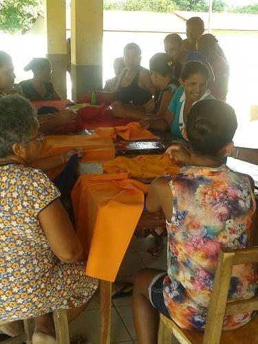 oficinas de geração de renda ensinam às mulheres da comunidade do município de Arraial - PI. - Imagem 8