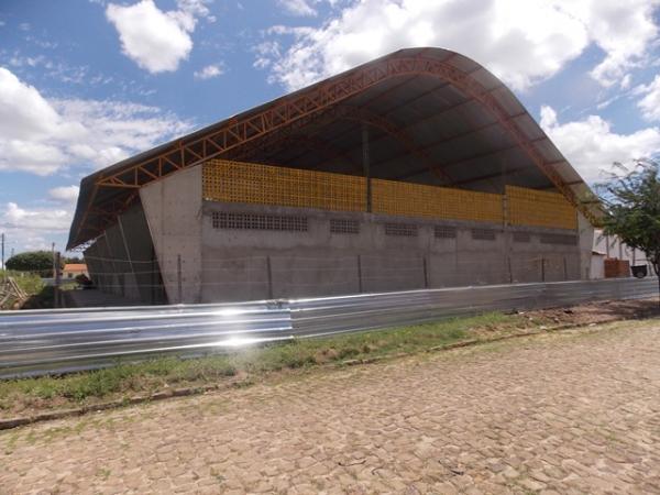 Obras de construção da Quadra Poliesportiva da Escola Genésio Moreira seguem a todo vapor - Imagem 4