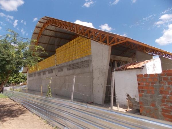 Obras de construção da Quadra Poliesportiva da Escola Genésio Moreira seguem a todo vapor - Imagem 6