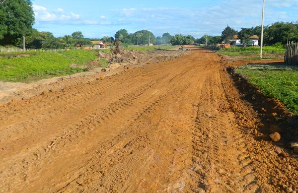 Prefeitura finaliza recuperação de estrada e abastecimento d’água  no Povoado Oiticica