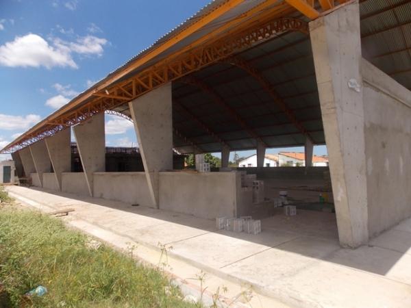 Obras de construção da Quadra Poliesportiva da Escola Genésio Moreira seguem a todo vapor - Imagem 3