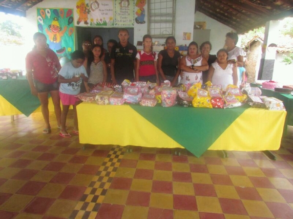 APAE realiza grande festa em homenagem às mães - Imagem 12