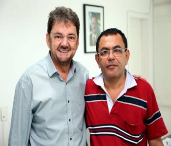 Prefeito Ronaldo Barbosa (PTB) procura Wilson Martins em seu escritório